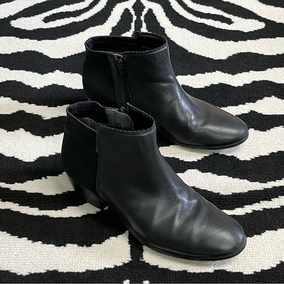 Jack Rogers "Bailey" Black Leather Side Zip Scalloped Ankle Boots Size 8 - Picture 4 of 13
